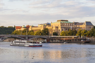 Czech Republic, Prague, tourboat on Vltava and Rudolfinum conchert hall and gallery building - WD04148