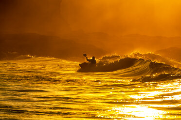 UK, Schottland, East Lothian, Kajak-Surfen bei Sonnenuntergang - SMAF00819