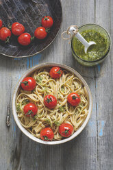 Homemade whole-grain ribbon noodles with pesto and cherry tomatoes - ODF01540
