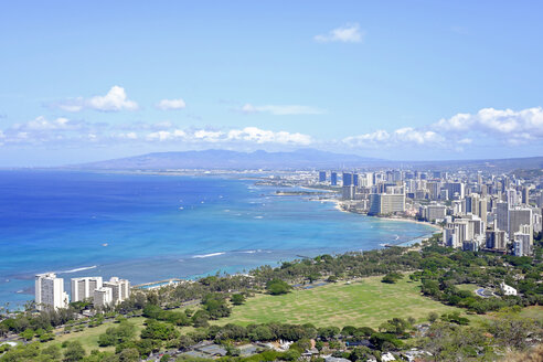 USA, Hawaii, Stadtbild von Honolulu vom Diamond Head aus gesehen - HLF01016