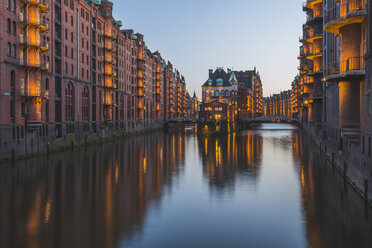 Deutschland, Hamburg, Wandrahmsfleet, Restaurant Wasserschloss in der Speicherstadt - KEBF00610