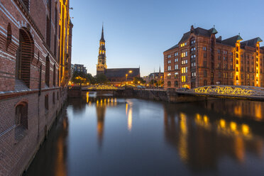 Germany, Hamburg, Speicherstadt, Kleines Fleet with St. Catherine's Church - KEBF00611