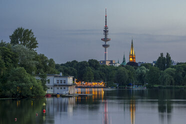 Deutschland, Hamburg, Außenalster und Blick auf Heinrich-Hertz-Turm und St. Johannis Kirche - KEBF00612