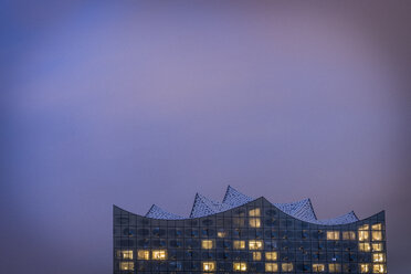 Deutschland, Hamburg, beleuchtete Elbphilharmonie in der Abenddämmerung - KEBF00614