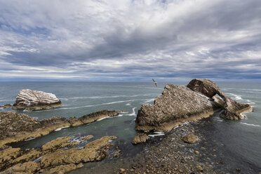 UK, Schottland, Portknockie, Bow Fiddle Rock Naturbogen - FOF09307