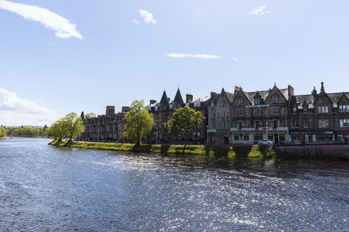 UK, Schottland, Inverness, Häuser am Fluss Ness - FOF09315