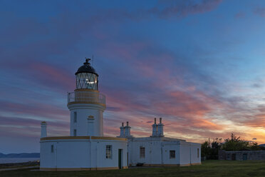 UK, Schottland, Black Isle, Chanonry Ness, Chanonry Point, Chanonry-Leuchtturm bei Sonnenuntergang - FOF09317