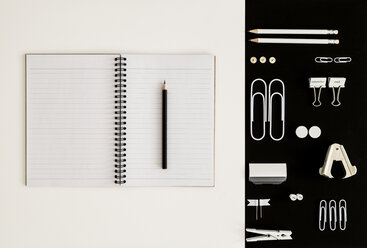 Weiße Büroutensilien auf schwarzem Hintergrund und Notizblock und Bleistift auf weißem Hintergrund - MELF00186