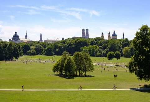 Deutschland, München, Blick auf den Englischen Garten mit Skyline im Hintergrund vom Monopteros aus gesehen - SIEF07499