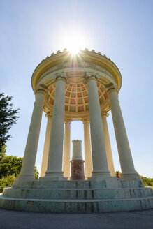 Deutschland, München, Englischer Garten, Monopteros bei Gegenlicht - SIEF07501