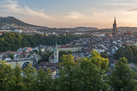 Schweiz, Bern, Stadtbild mit Nydeggkirche und Münster am Abend, lizenzfreies Stockfoto