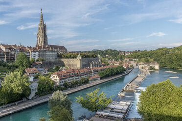 Schweiz, Bern, Stadtbild mit Münster und Aare von der Kirchenfeldbrücke aus gesehen - KEBF00620