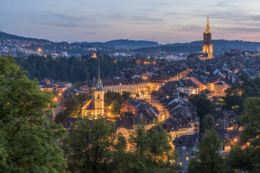 Schweiz, Bern, Stadtbild mit beleuchteter Nydeggkirche und Münster in der Abenddämmerung - KEBF00621