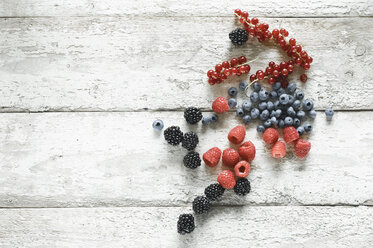 Various berries on wood - ASF06103