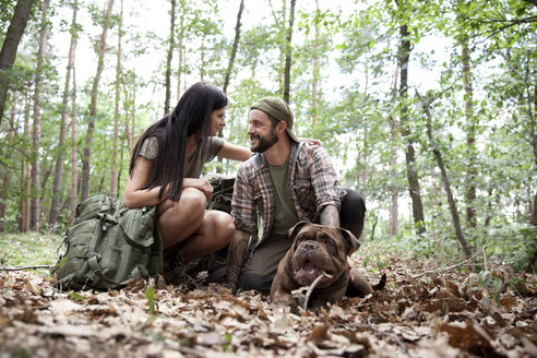 Ehepaar mit Rucksack und Hund im Wald - MFRF01006