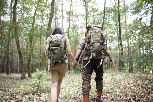 Ehepaar mit Rucksäcken auf einer Wanderung im Wald - MFRF01007