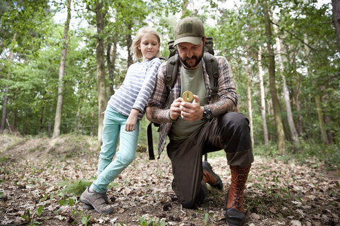 Vater und Tochter mit Kompass im Wald - MFRF01014