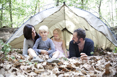 Glückliche Familie mit Zelt im Wald - MFRF01032