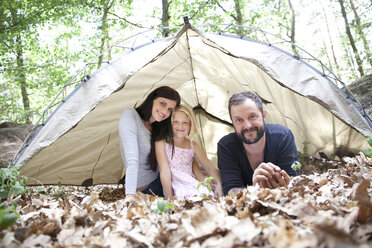 Porträt einer glücklichen Familie mit Tochter im Zelt im Wald - MFRF01033