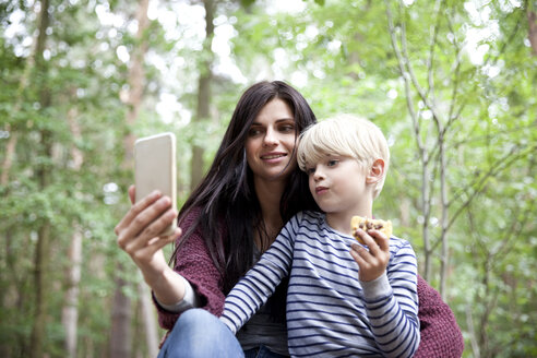 Mutter und Sohn machen ein Selfie im Wald - MFRF01055