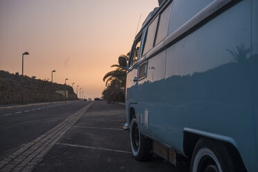 Spanien, alter Lieferwagen, der bei Sonnenuntergang am Straßenrand parkt - SIPF01689