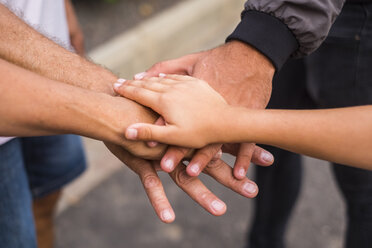 Familie stapelt Hände, Nahaufnahme - SIPF01696