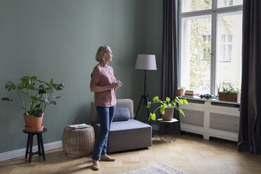 Reife Frau zu Hause mit Blick aus dem Fenster - RBF05846