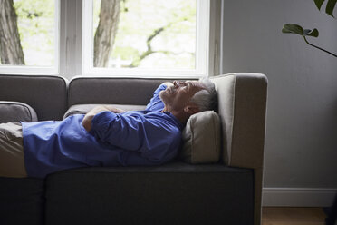 Älterer Mann liegt zu Hause auf der Couch - RBF05908