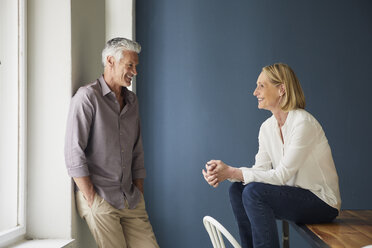 Smiling mature couple relaxing at home - RBF05919