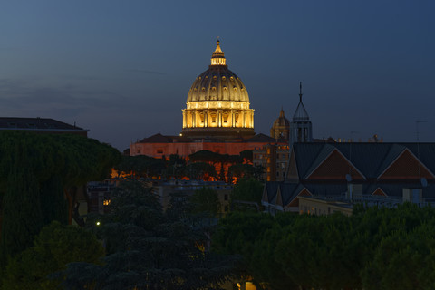 Italien, Rom, beleuchteter Petersdom bei Nacht, lizenzfreies Stockfoto