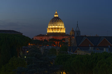 Italien, Rom, beleuchteter Petersdom bei Nacht - LBF01639