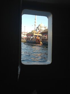 Istanbul durch das Fenster eines Schiffes gesehen - LMF00734