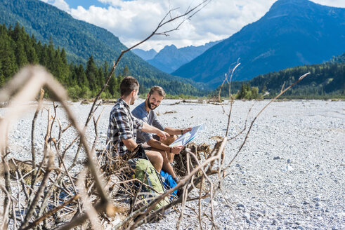 Germany, Bavaria, two hikers having a rest - DIGF02792