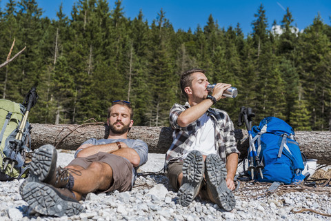 Deutschland, Bayern, zwei Wanderer bei einer Rast, lizenzfreies Stockfoto