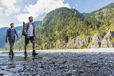 Deutschland, Bayern, zwei Freunde wandern am Flussufer - DIGF02799