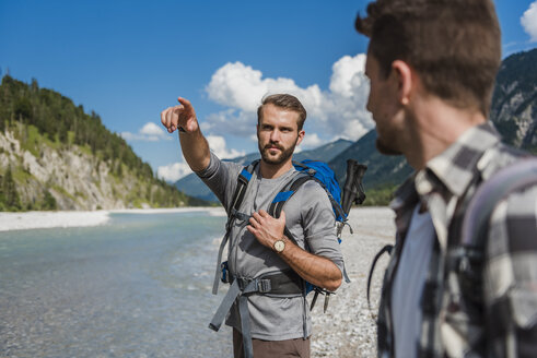 Portrait of hiker pointing on something at distance - DIGF02802