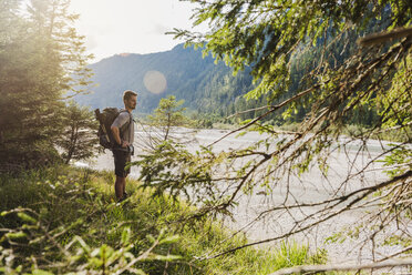 Deutschland, Bayern, junger Wanderer mit Rucksack und Aussicht - DIGF02816