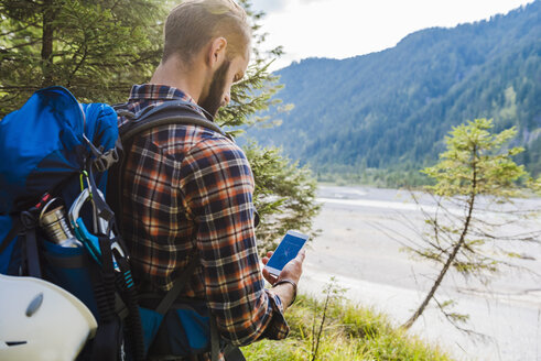 Wanderer orientiert sich mit Handy - DIGF02819