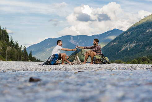 Deutschland, Bayern, zwei Wanderer zelten auf einer Kiesbank - DIGF02834