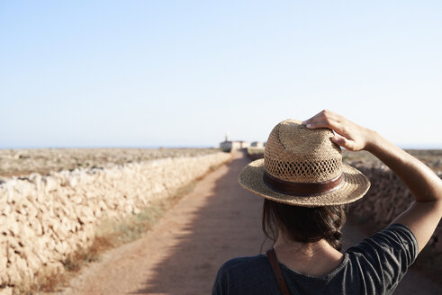 Spanien, Menorca, Rückenansicht eines Alleinreisenden mit Strohhut - IGGF00150