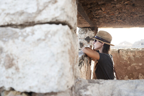 Spanien, Menorca, Frau im Gebäude mit Blick auf die Aussicht - IGGF00153