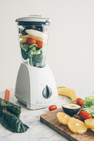 Mixer gefüllt mit Obst und Gemüse, lizenzfreies Stockfoto