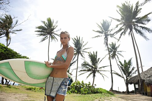 Frau an der Küste mit Surfbrett - ECPF00069