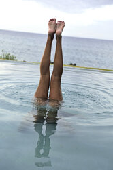 Beine einer Frau beim Tauchen im Schwimmbad - ECPF00108