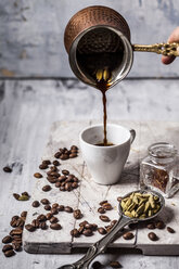 Arabischen Kaffee in die Tasse gießen - SBDF03293