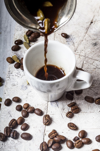 Arabischen Kaffee in die Tasse gießen, lizenzfreies Stockfoto