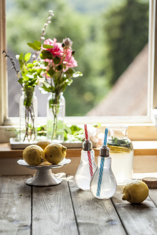 Hausgemachte Limonade mit Minze auf dem Holztisch vor dem Fenster, lizenzfreies Stockfoto