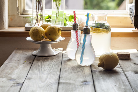 Hausgemachte Limonade mit Minze auf dem Holztisch vor dem Fenster, lizenzfreies Stockfoto