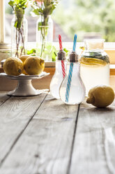 Hausgemachte Limonade mit Minze auf dem Holztisch vor dem Fenster - SBDF03299