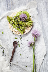 Rice cakes with cream cheese, avocado and asparagus garnished with black cumin seeds and chive blossom - SBDF03303